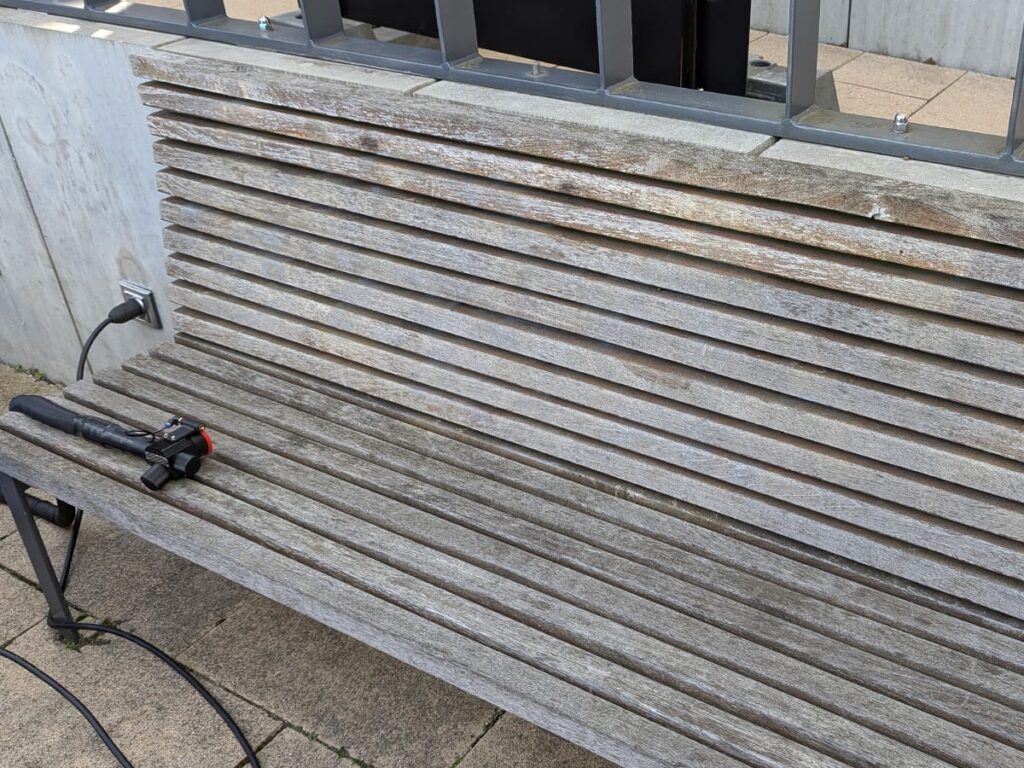 Gereinigte Holzbank nach Entfernung von Graffiti durch Laserreinigung