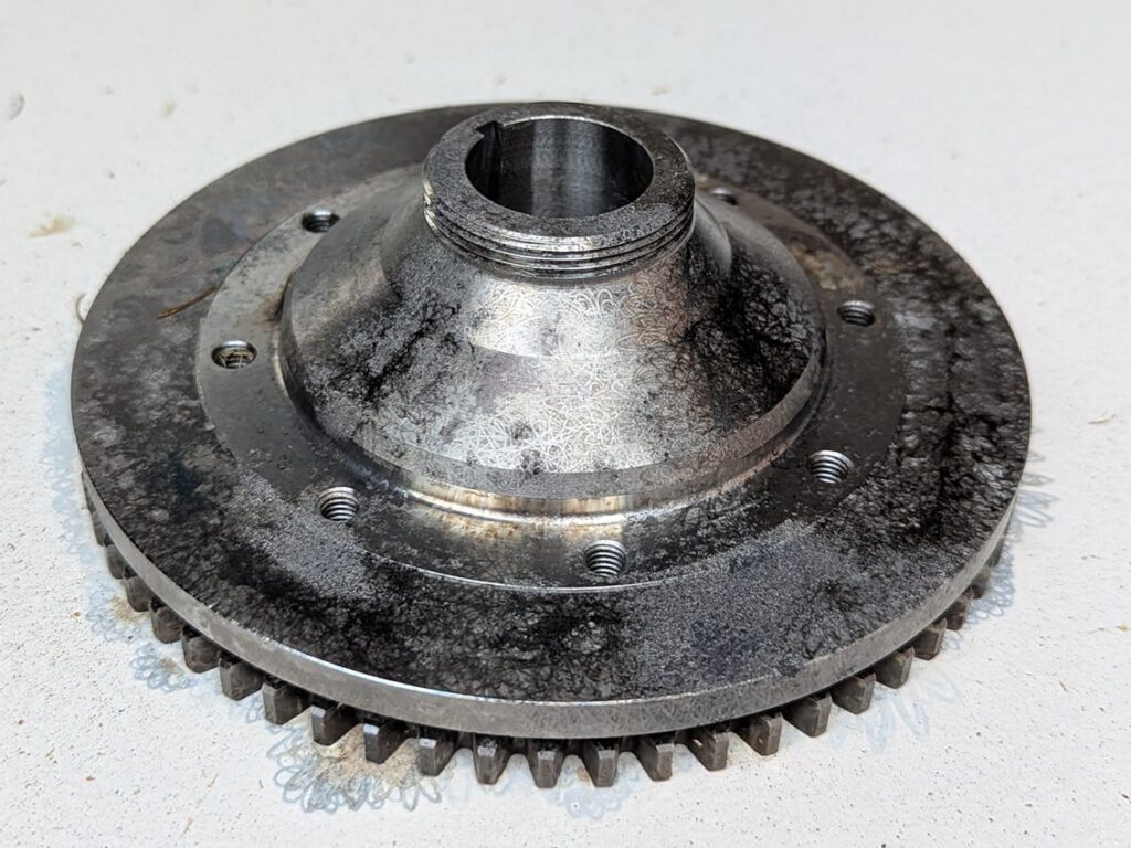 Gereinigter Anlasserfreilauf eines Motorrads nach Laserreinigung