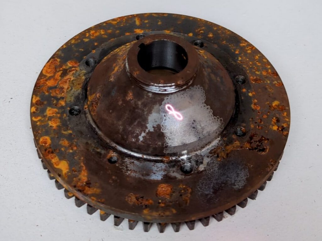 Laserreinigung eines stark verrosteten Anlasserfreilaufs von einem Motorrad